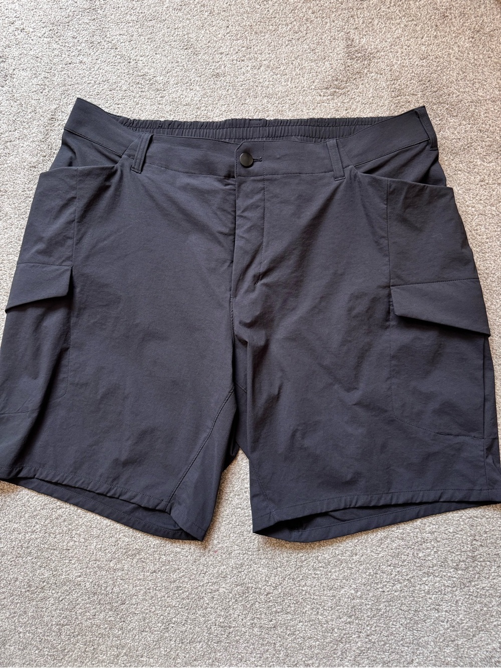 Mens Lululemon 9” Utility Cargo Shorts Size 38 Black Like New